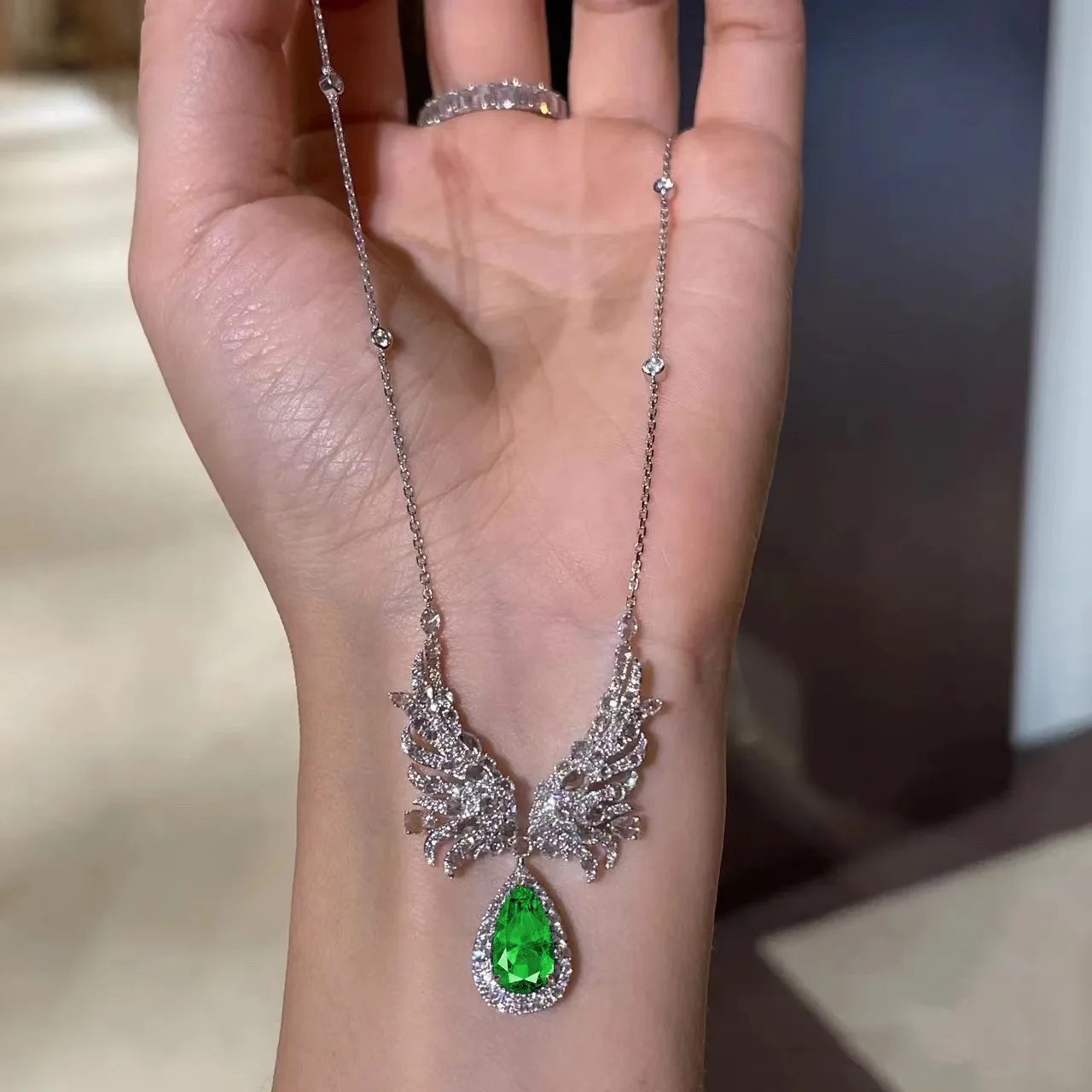 

Foydjew 2022 New Luxury Angel Wings Simulated Emerald Pendant Necklaces Women's Design Green Zircon Clavicle Necklace For Women