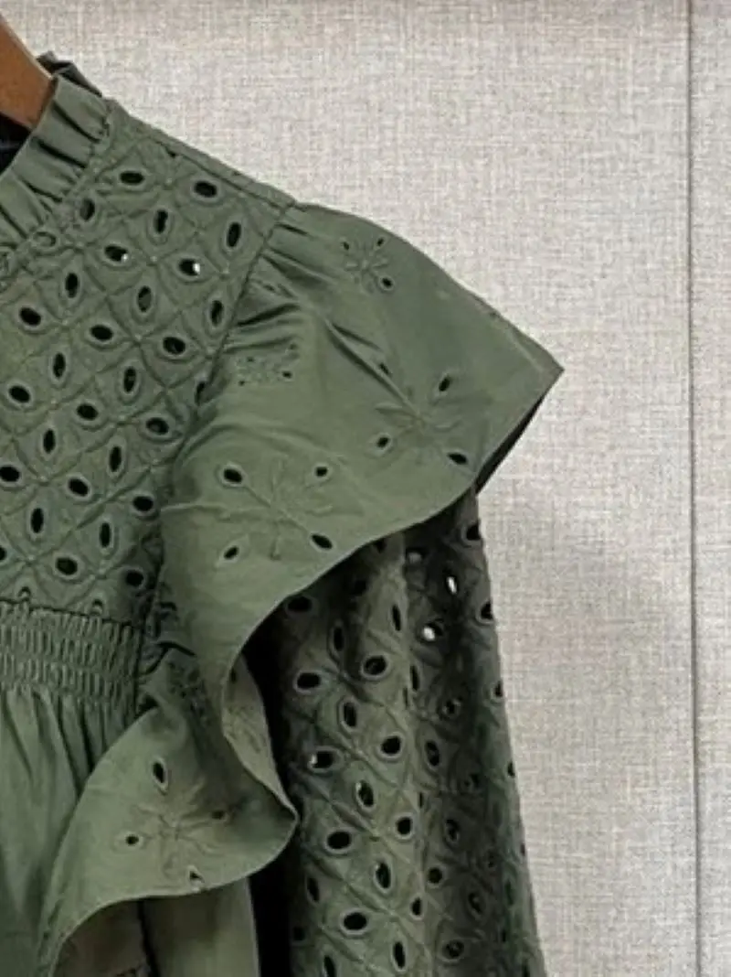 

Женская хлопковая блузка с оборками на воротнике