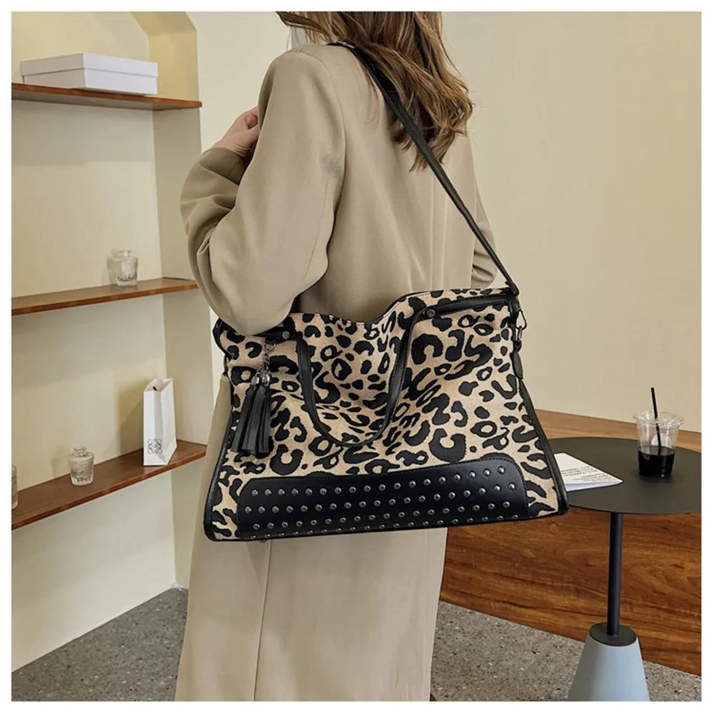 

Shoulder Bags For Womens Large Capacity Leopard Autumn Handbags Tassel Retro Rivets Motorcycle Bag Luxury Designer Tote Bags