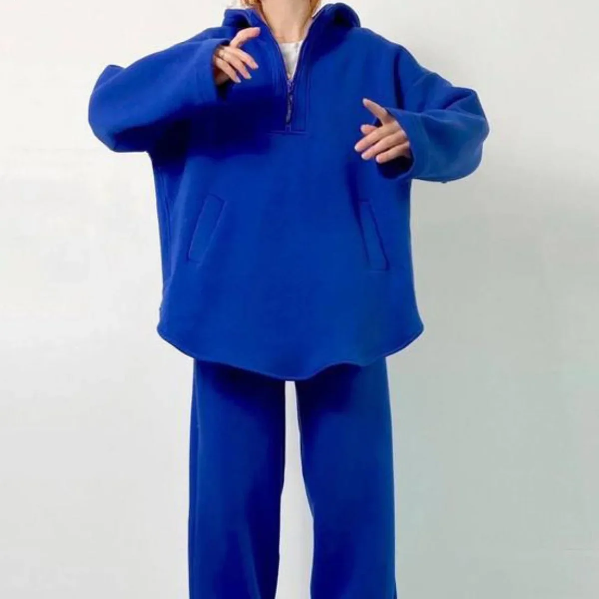 Женский спортивный костюм из двух предметов толстовка с капюшоном и карманами на