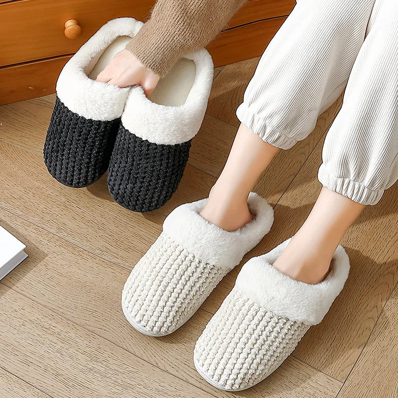 Купи New Simple Cotton Slippers Women Winter Warm Indoor Non-slip Couple Cotton Shoes Comfortable Soft Wear-resistant Plush Slippers за 1,181 рублей в магазине AliExpress