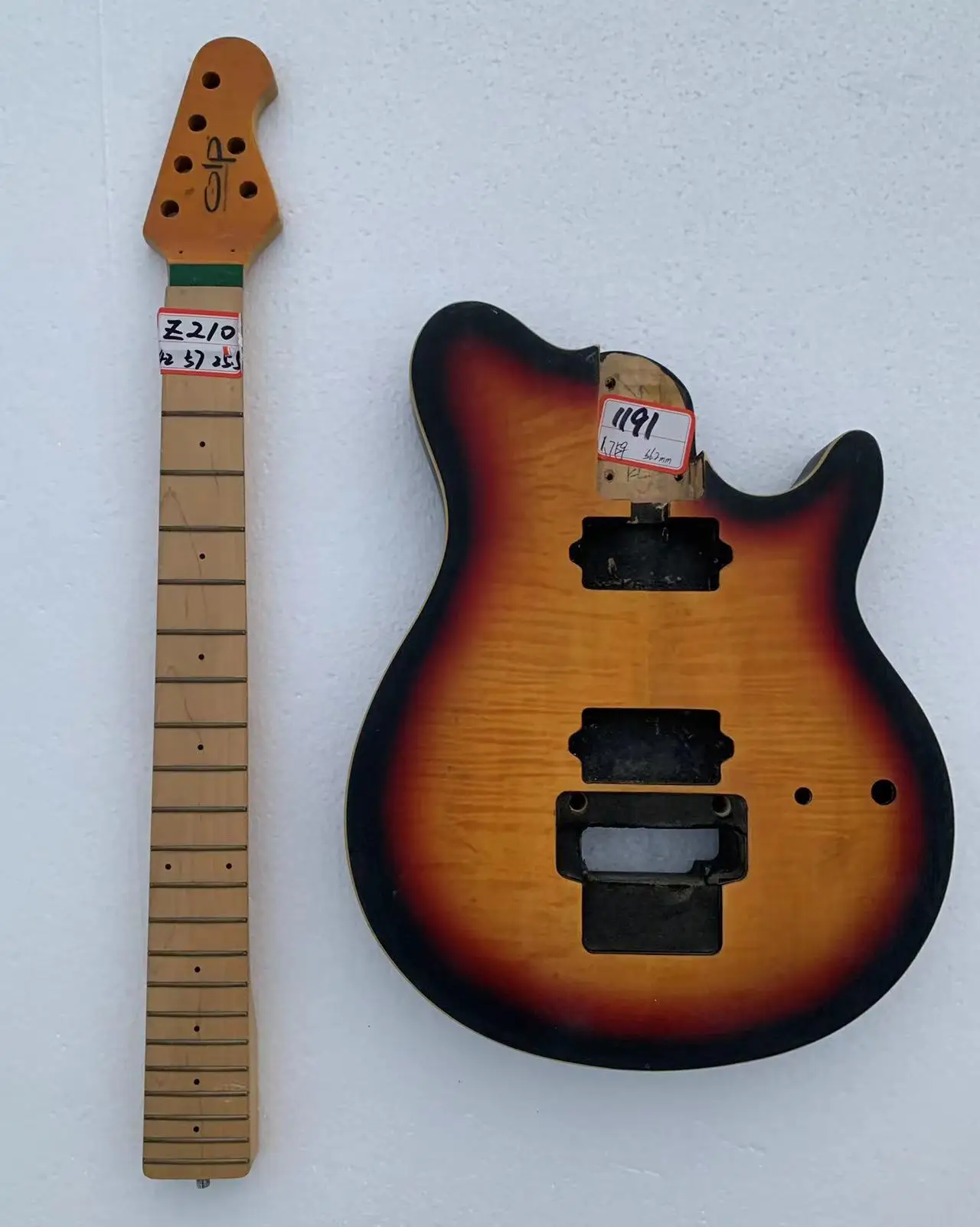 

DIY Custom 6 Strings Electric Guitar Guitarra Flame Maple Top Tremolo Design without Hardwares in Stock Discount Free Shipping