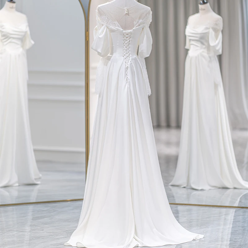 Женское атласное платье с круглым вырезом и шлейфом