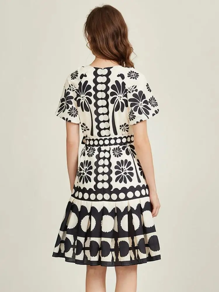 Женское платье плиссированное с пышными рукавами и поясом на шнуровке