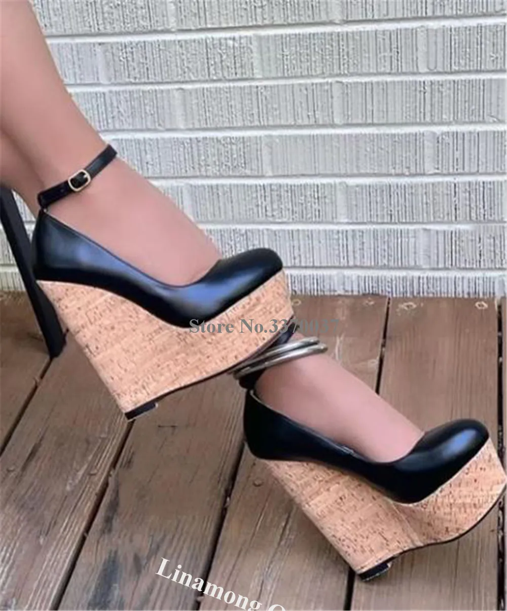 Женские туфли на танкетке с круглым носком и ремешком щиколотке