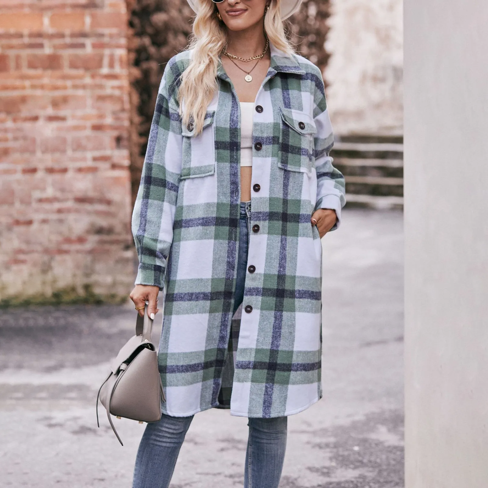 

Женская клетчатая блузка с длинным рукавом и отложным воротником