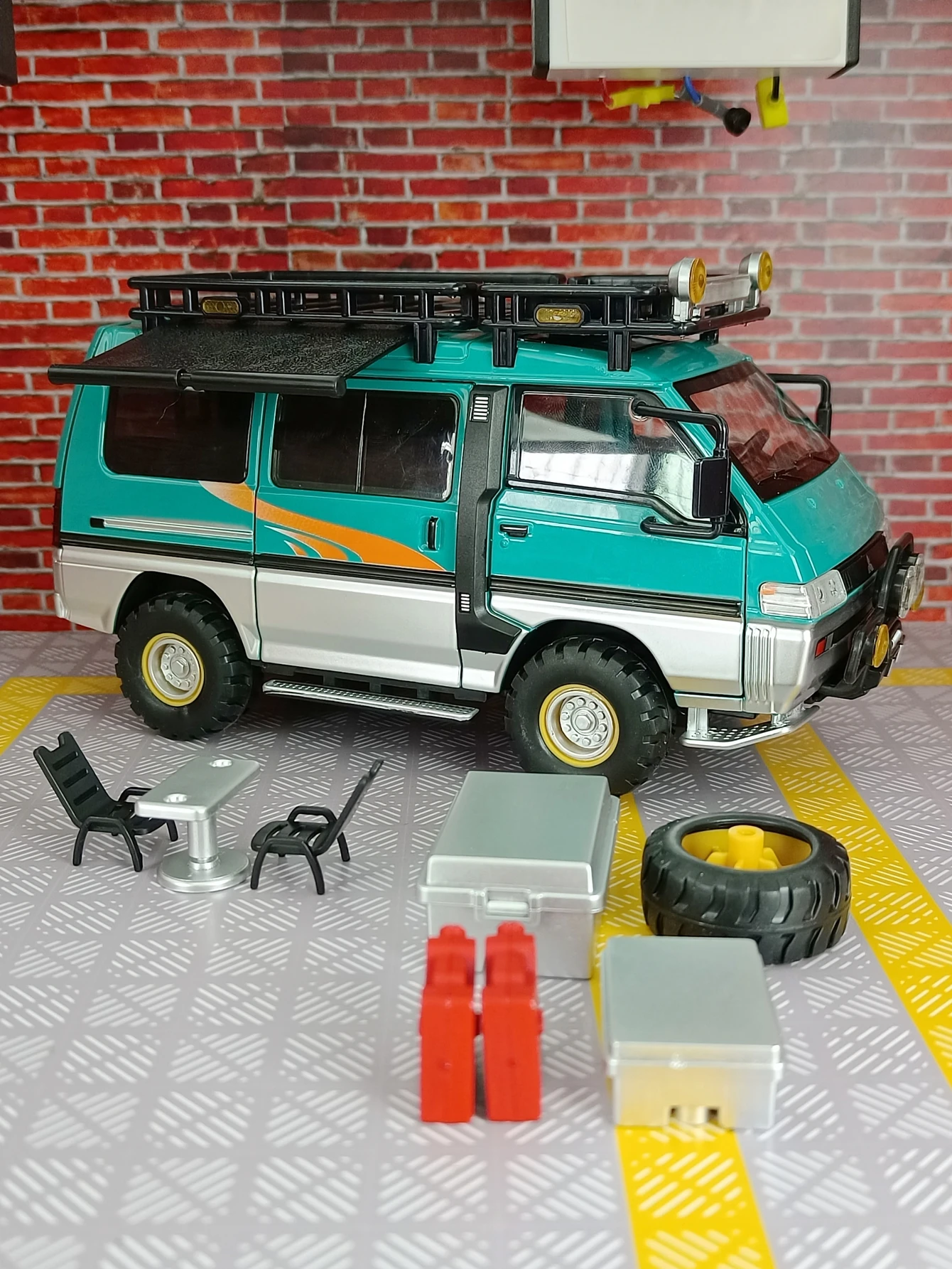 Фото Масштабная модель автомобиля Mitsubishi Delica 1:24 из сплава, для улицы, с открывающимися дверями, капотом и багажником. №4