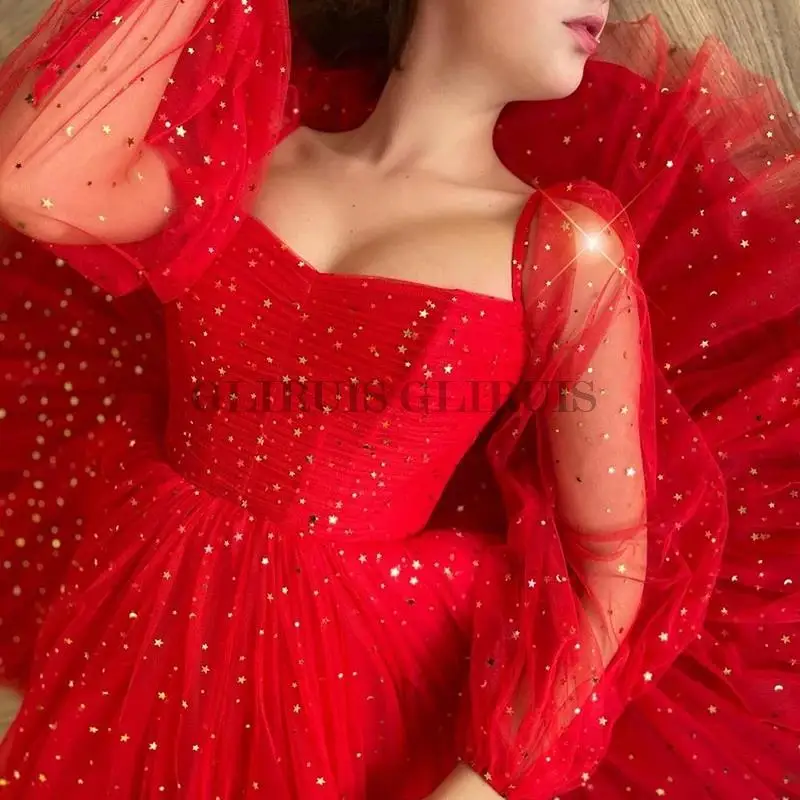 Красное короткое платье для выпускного вечера с длинным рукавом и золотыми