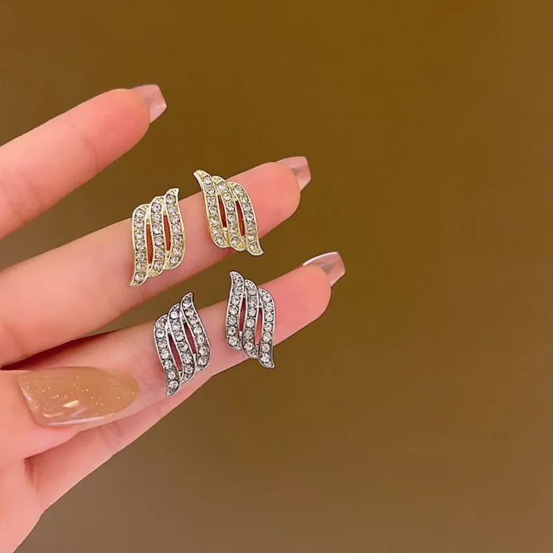 

Серьги-гвоздики геометрической формы с кристаллами, e131