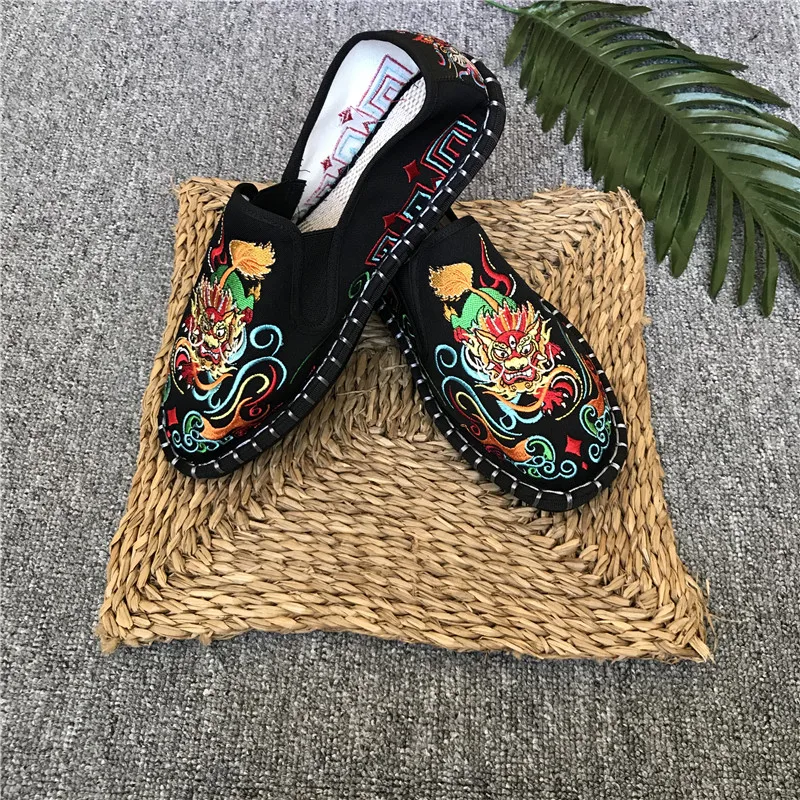 

2022 new spring and autumn models of men and women pure hand embroidered fashion casual flat shoes 2825