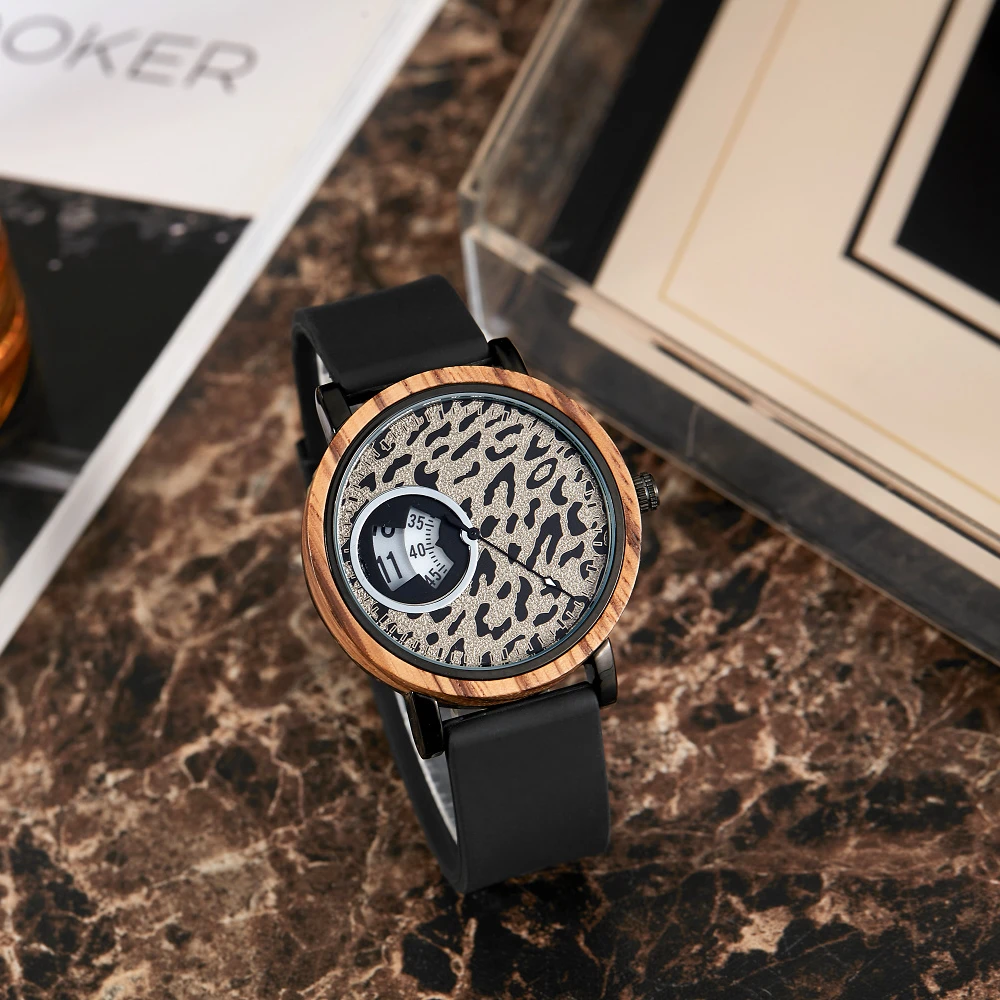 

Часы мужские кварцевые из массива дерева со встроенным циферблатом и арабскими цифрами