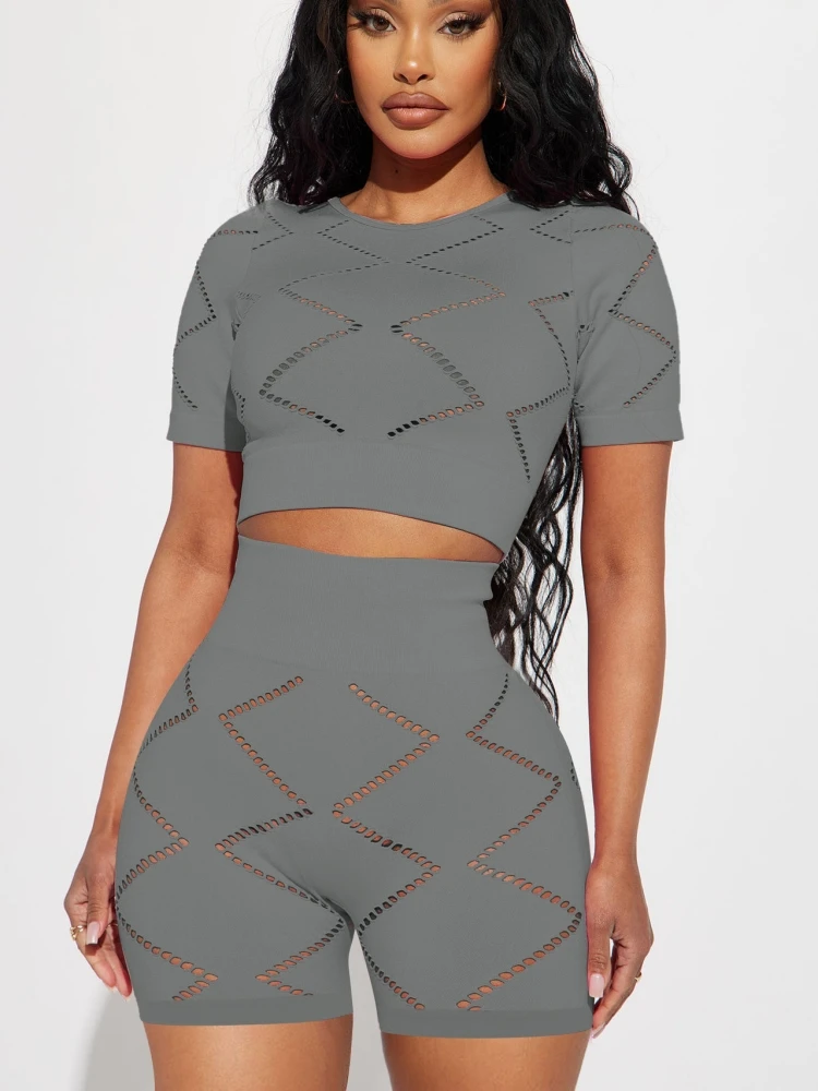 

Женский спортивный костюм из 2 предметов, футболка с вырезами и велосипедные шорты