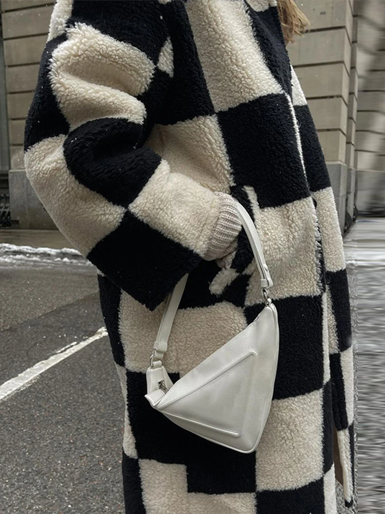 Плюшевое черное клетчатое длинное пальто женское винтажное однобортное с