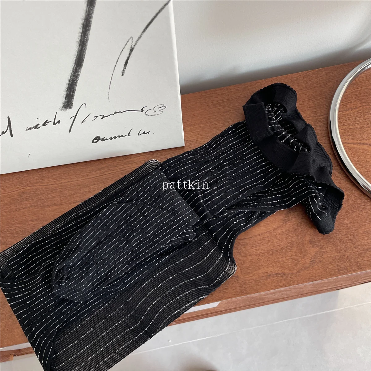 New silver glitter, gold and silver, scallion, anti-hook, vertical stripe, thin and beautiful black mesh stockings and panties