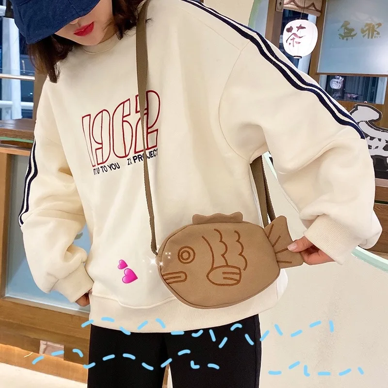 

2022 new women creative cute cartoon fish canvas messenger bag girl cute embroidery mobile phone bag