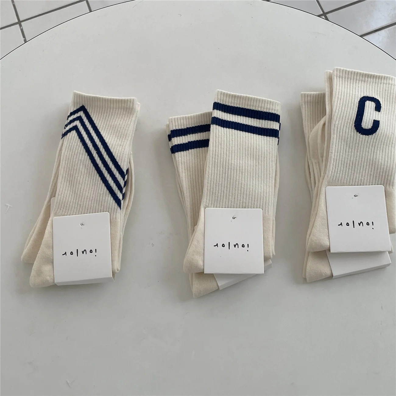 

Носки женские спортивные белые в Корейском стиле, хлопковые высокие носки средней длины в полоску с двойными спицами и алфавитом для девоче...