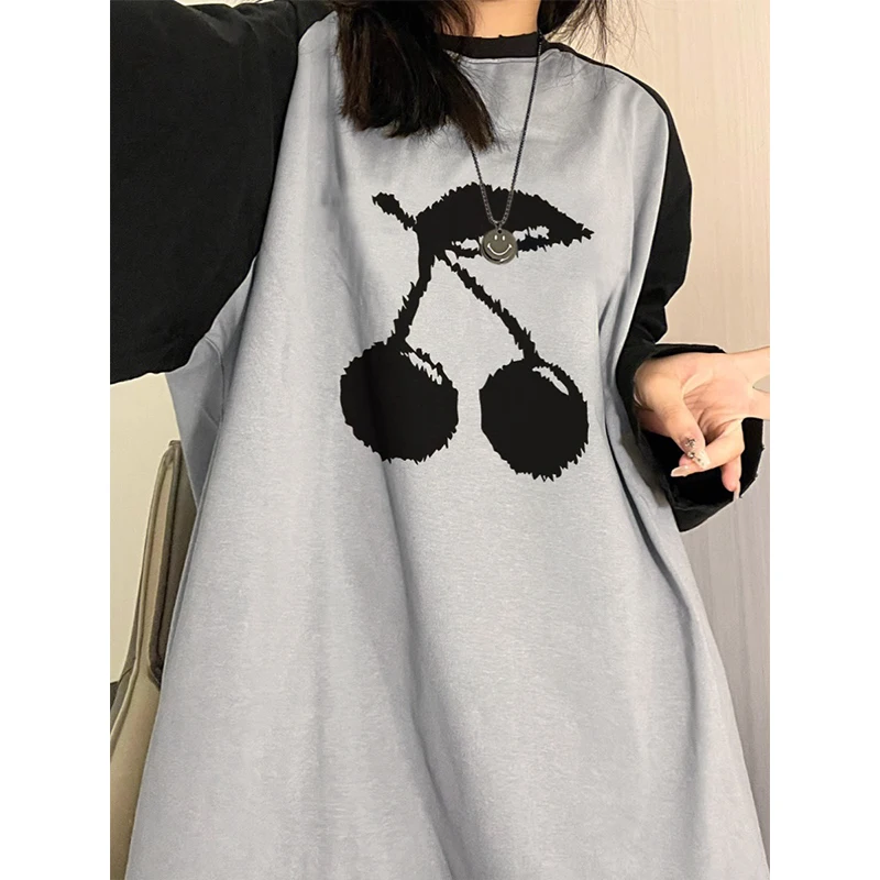 Футболка женская оверсайз с длинным рукавом круглым вырезом и принтом вишни