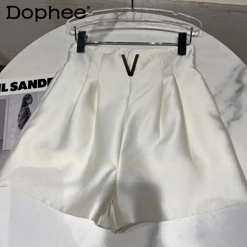2023 Summer New Arrivals Metal V Letter Casual Wide Leg Shorts Women
