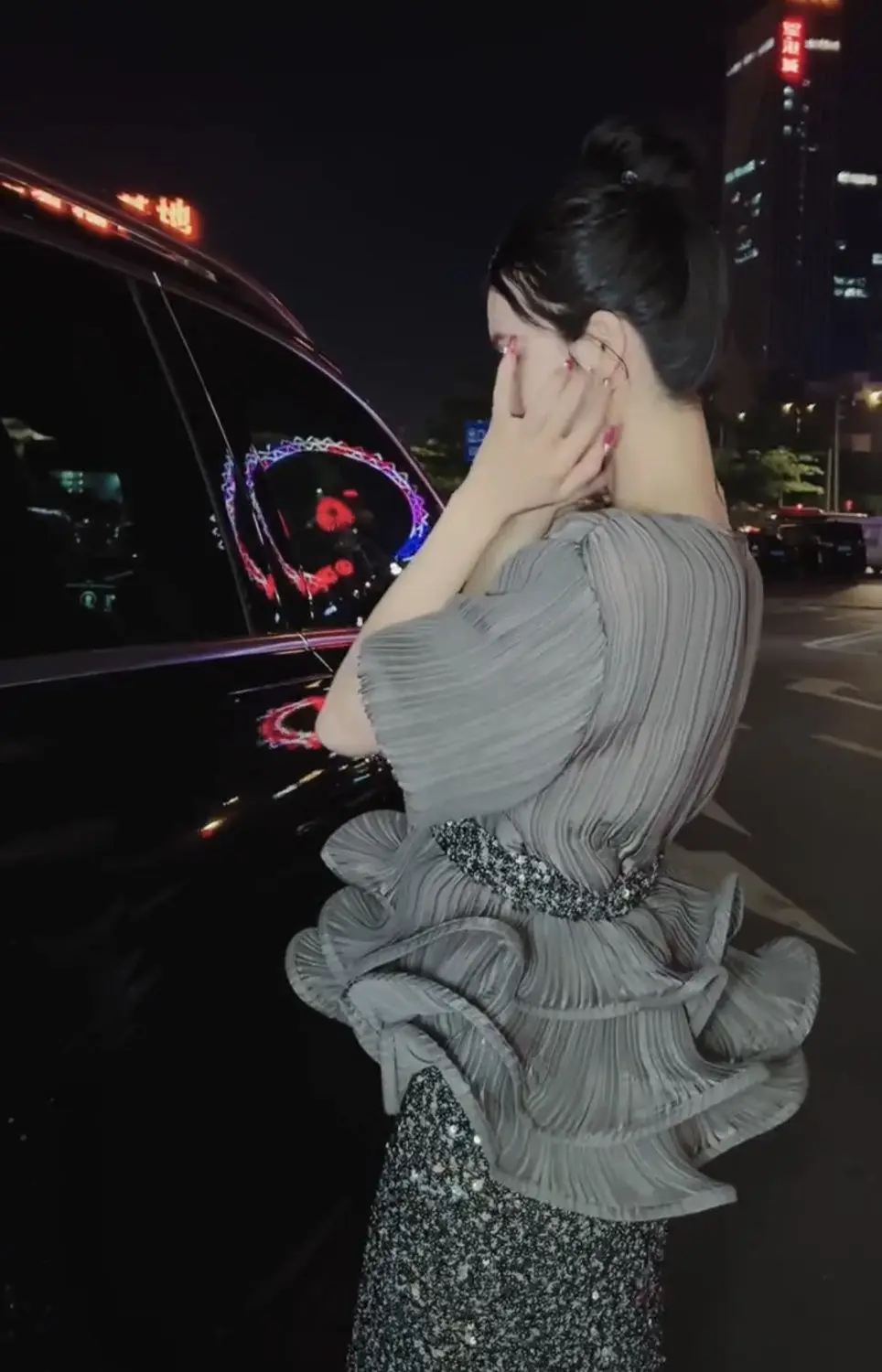 Женский весенний костюм с поясом блузка V-образным вырезом и оборками блестящая