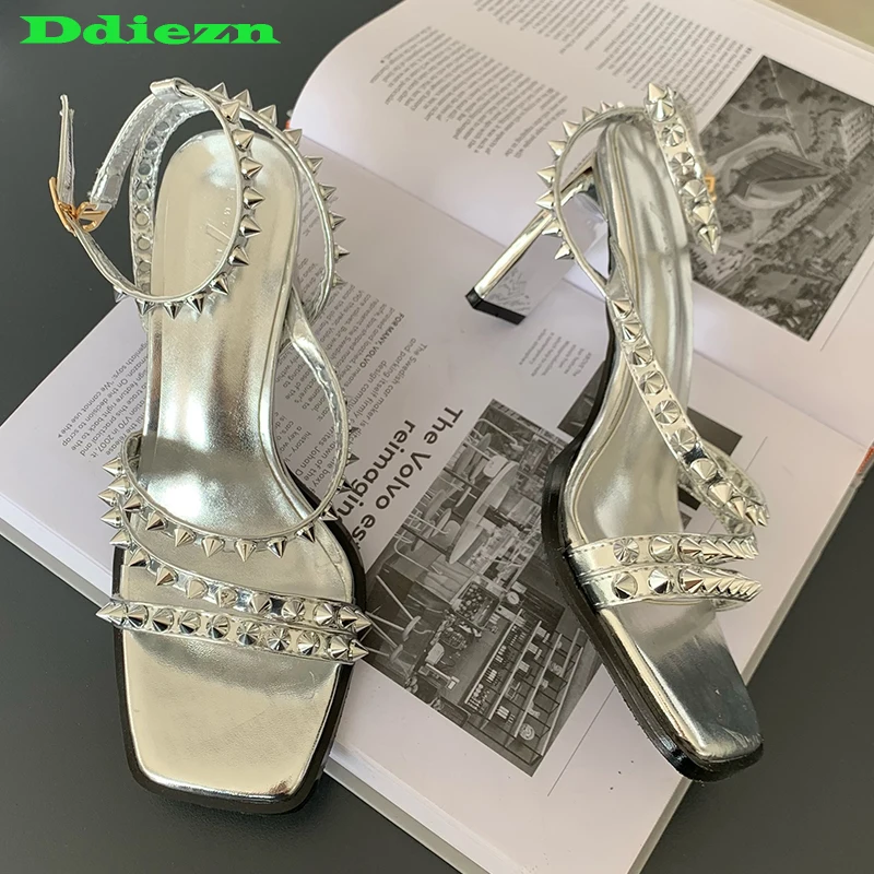 

Женские туфли-лодочки, женская обувь, высокий каблук, лето 2023, гладиаторы, Модные женские сандалии с квадратным носком и заклепками, дизайнерская обувь, сланцы
