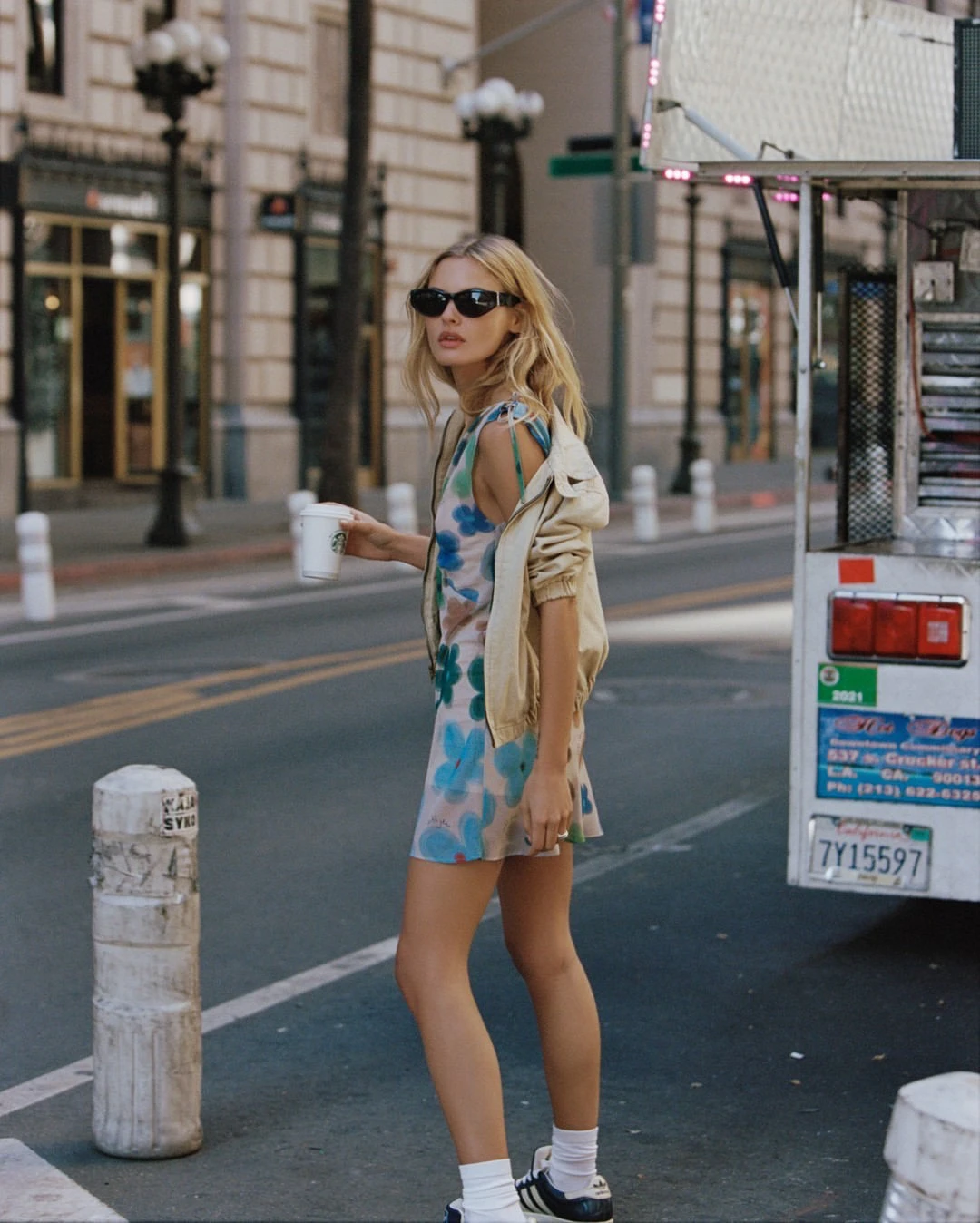 Женское Сетчатое мини-платье с цветочным принтом и V-образным вырезом |