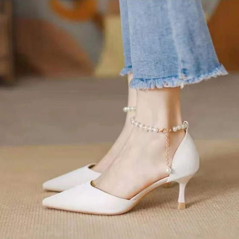 

Туфли-лодочки женские на высоком каблуке с острым носком и ремешком