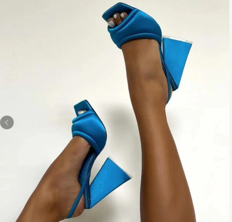 

Новинка 2023, пикантные роскошные сандалии на высоком треугольном каблуке, модные пляжные тапочки с открытым носком, атласные женские туфли-лодочки из искусственного ПВХ с квадратным носком