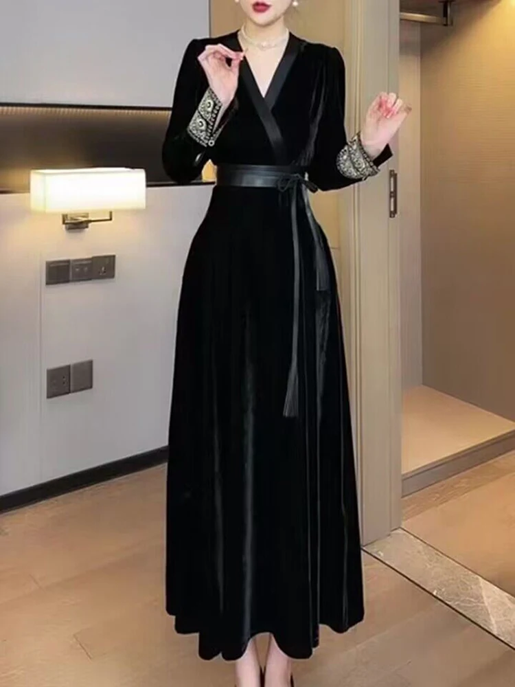 Женское бархатное платье с поясом