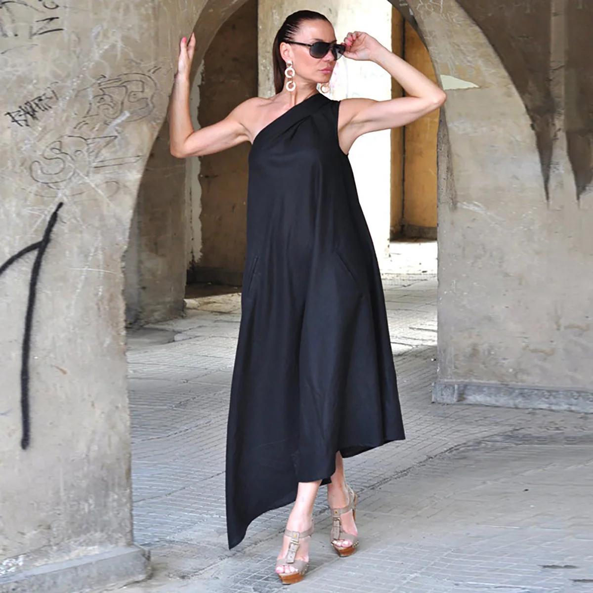 

Yeezzi Summer Fashion Solid Casual Vintage Black&White Asymmetric One-Shoulder Cropped Sleeveless Maxi Dress for Women 2022