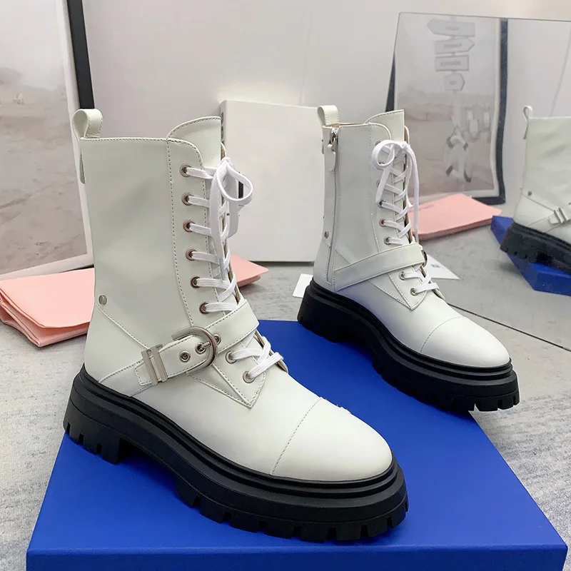 

Белые ботильоны на шнуровке с металлической пряжкой, дизайнерские модные женские короткие осенние ботинки из натуральной кожи на массивной подошве, Универсальные ботинки мартинсы