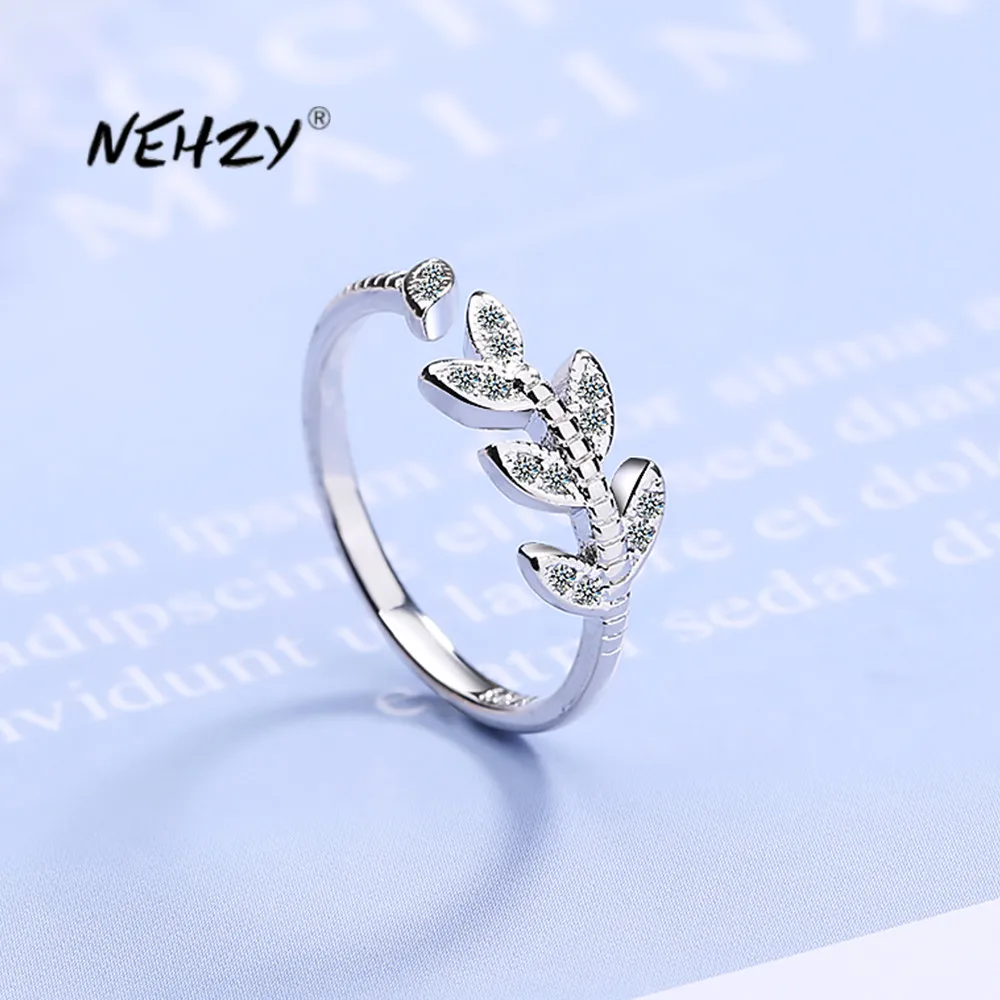 

Женское серебряное кольцо с фианитом, регулируемый размер