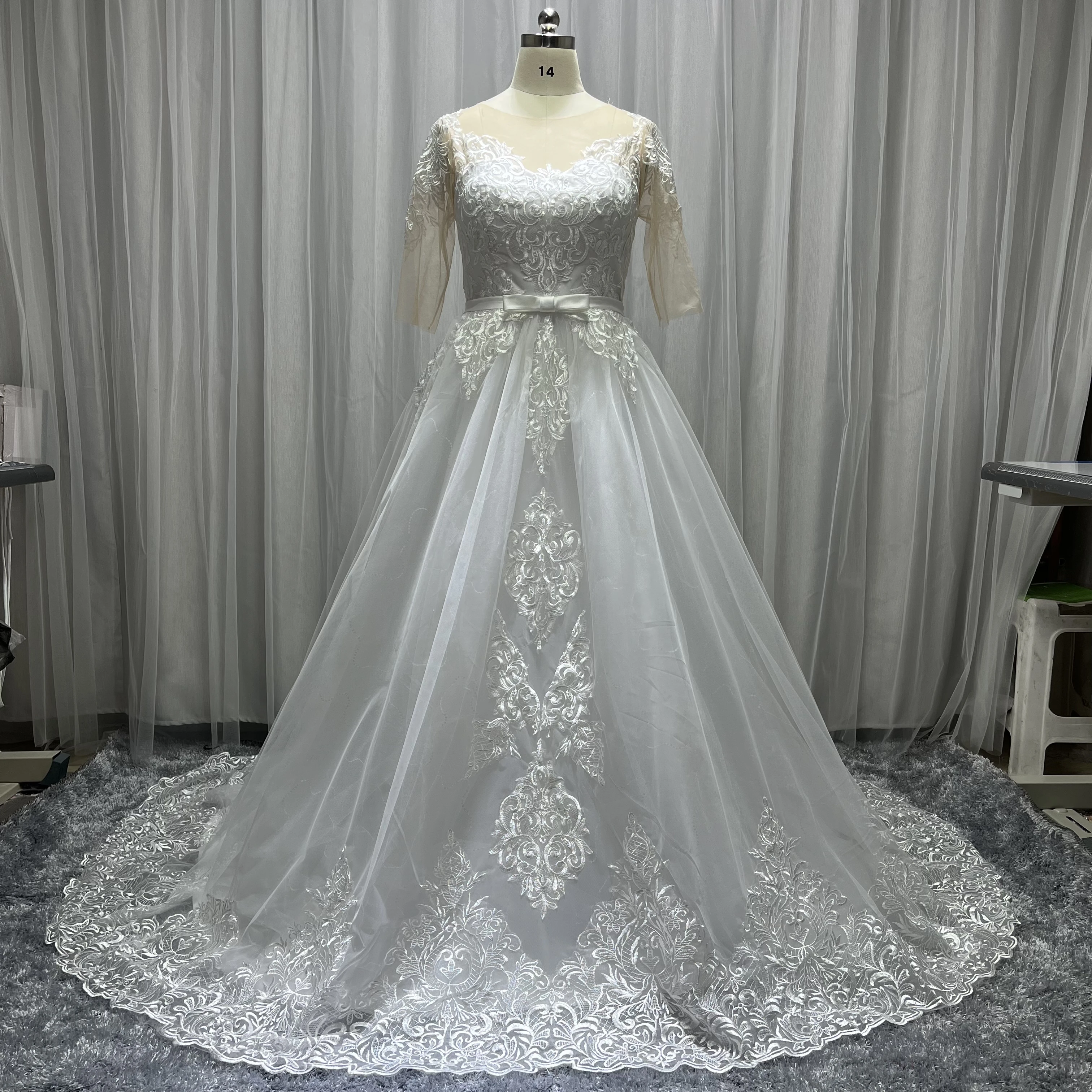 

Custom Made Scoop Neck Ball Gown Wedding Dress Luxury Lace Applique Real Photo 2023 Saudi Arabia Bride Dresses Hot Sale