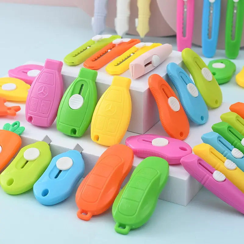 

Cute Retractable Box Cutters Flower Shaped Mini Art Cutter Utility Knife Sharp Cartons Cardboard Cutter for Office and Home Use
