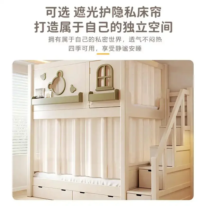 Верхние и нижние кровати из массива дерева. Параллельные о том же ширины. Высокий