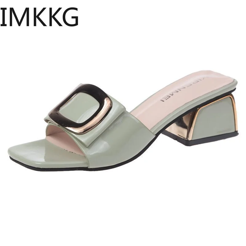 

Женские шлепанцы из лакированной кожи, зеленые пляжные шлепанцы на квадратном каблуке 5 см, с металлической пряжкой, летняя Уличная обувь бе...
