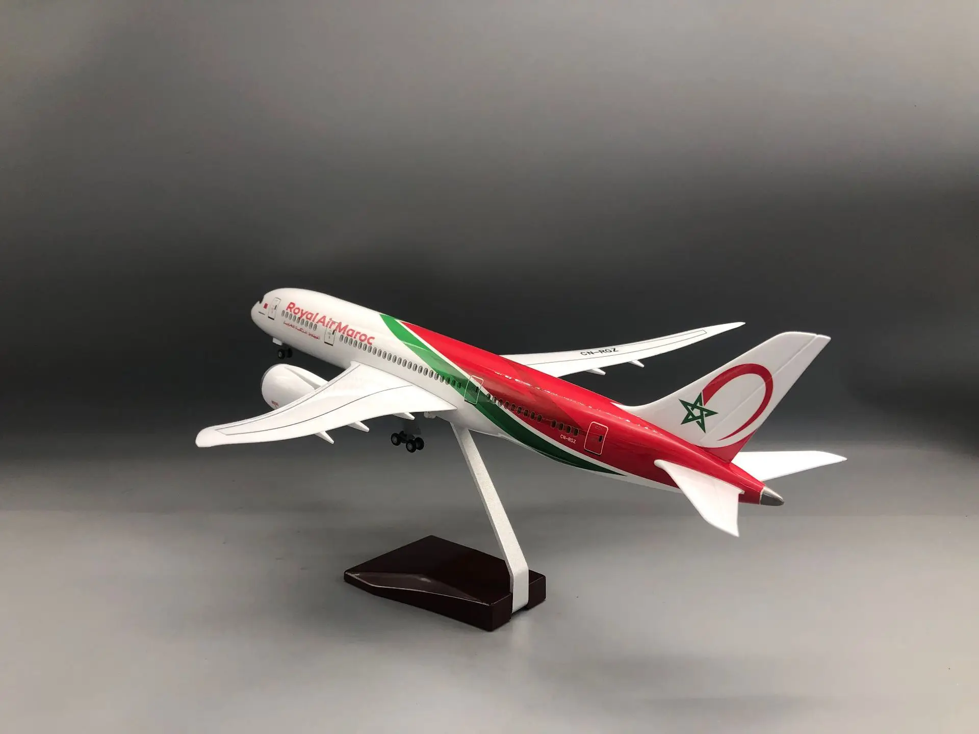 Фото Масштабная модель самолета Royal Air Maroc 787 (1:130) с подставкой, сувенир для взрослых авиационных энтузиастов, подарок, декор для дома или офиса №3