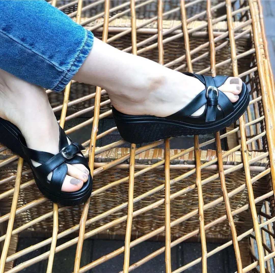 

Fill the Base With Buckle Slippers