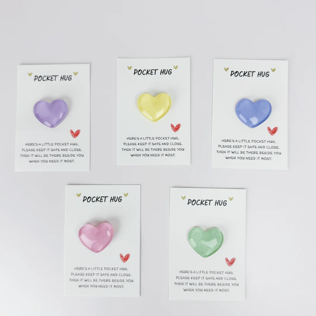 

Карманное объятие с открыткой