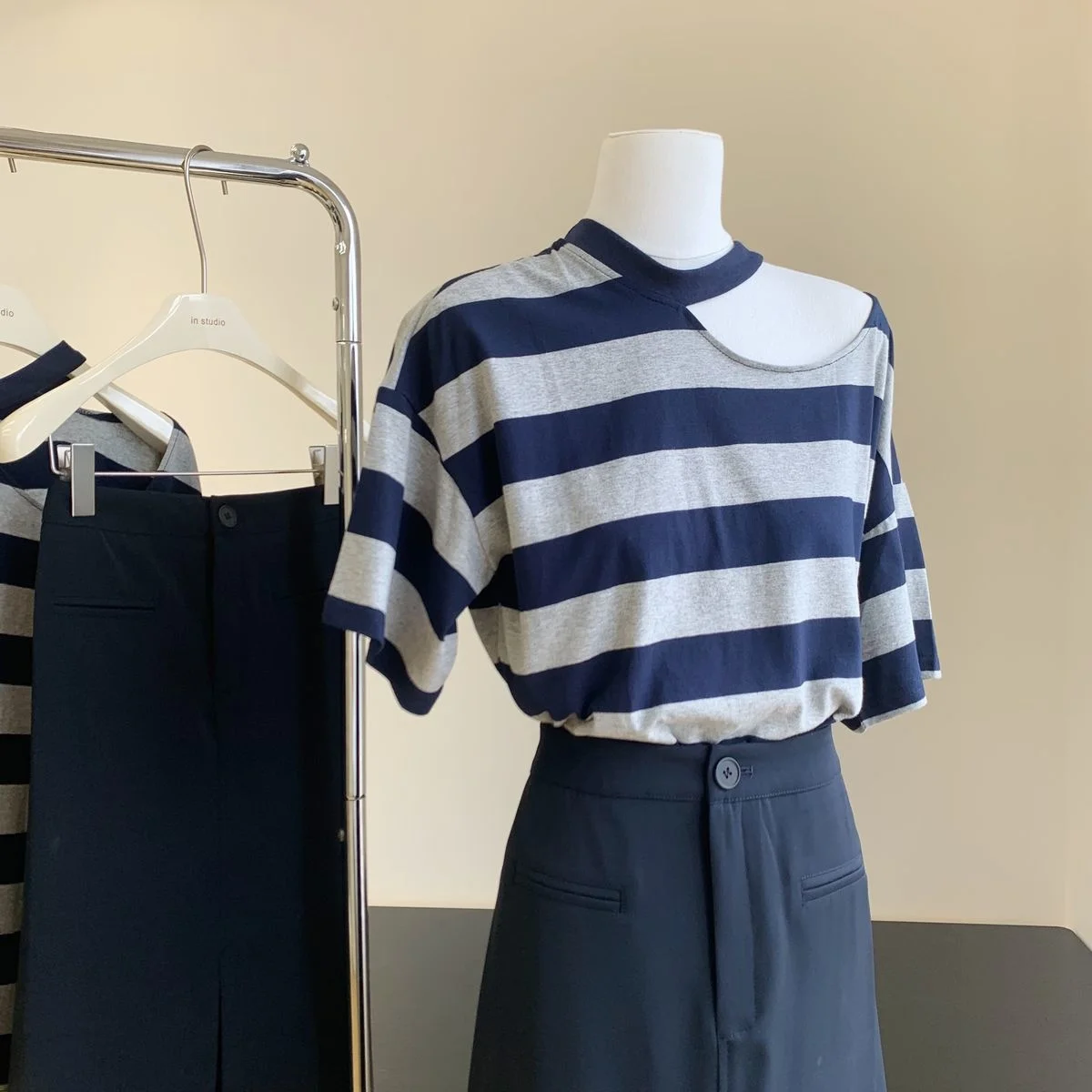 

Футболка с открытым плечом, в полоску, оверсайз, синяя, коричневая летняя футболка с коротким рукавом + прямая юбка, комплект из двух предмет...