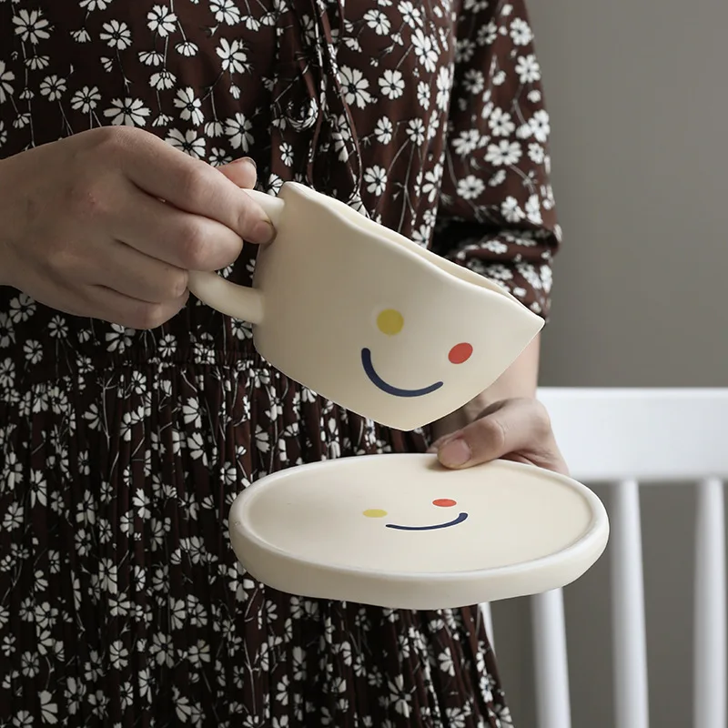 

Керамическая кружка ручной работы в стиле ретро, нестандартная Кружка со смайликом, чашка для послеобеденного чая, кофе, набор с блюдцем, до...