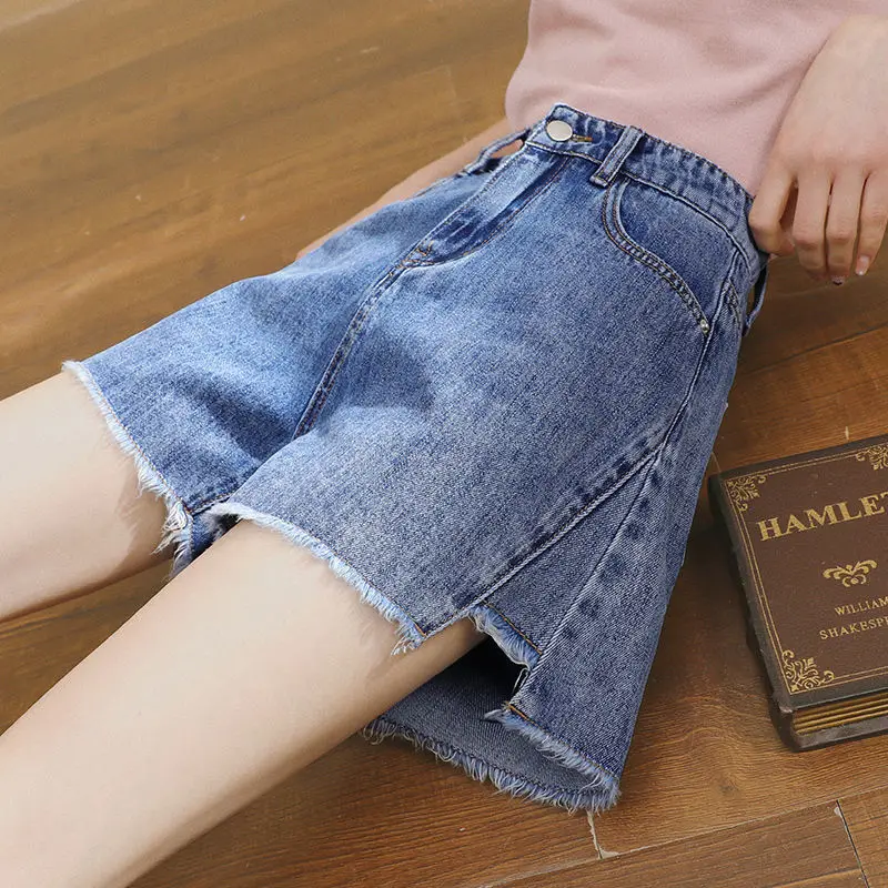 

Женские джинсовые шорты с завышенной талией, свободные широкие шорты, Новинка лета 2023, стройнящие трапециевидные шорты в Корейском стиле с зауженным разрезом и заусенцами, женские шорты