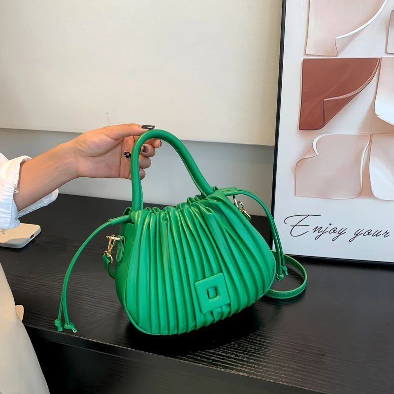 

Роскошная дизайнерская женская сумка с Рюшами Из 2022 искусственной кожи, однотонные Сумки на шнурке через плечо для женщин, женская сумка че...