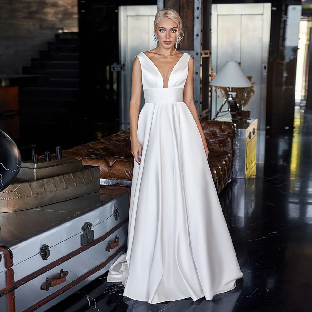 

Платье свадебное атласное с V-образным вырезом и рукавами-крылышками