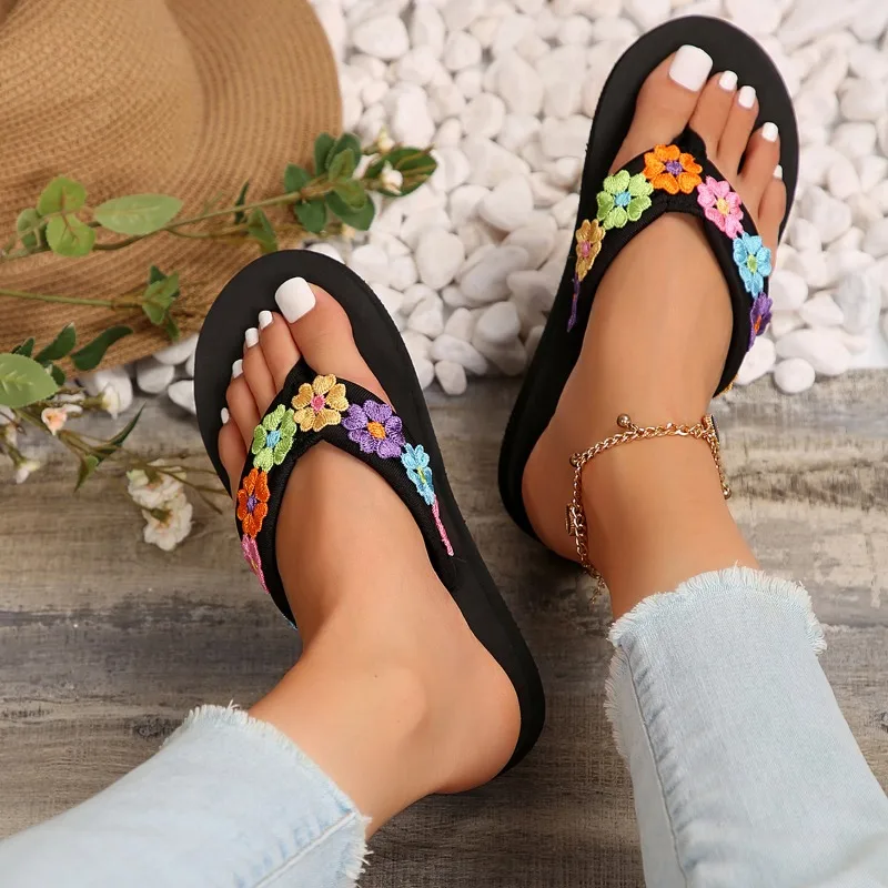 Женские шлепанцы на платформе круглый носок Цветочная вышивка танкетка летняя