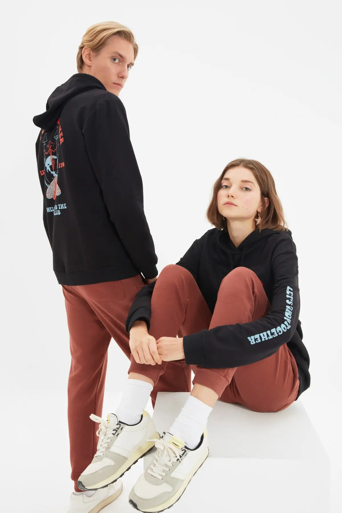 

Trendyol Unisex Regular Hooded Printed Knitted Sweatshirt TMNAW22SW1463