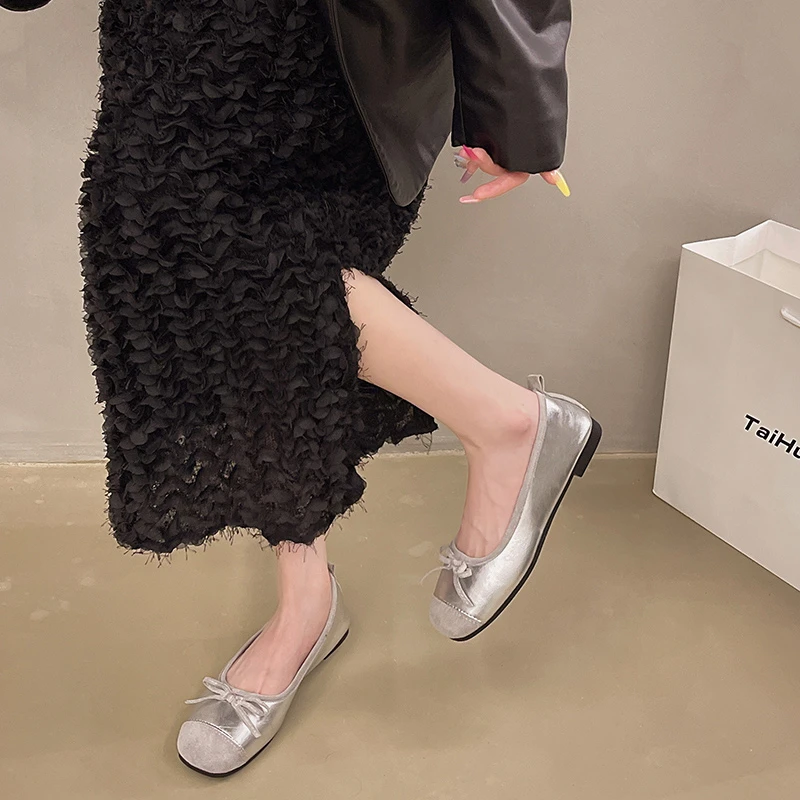 Женские туфли на плоской подошве с бантом-бабочкой