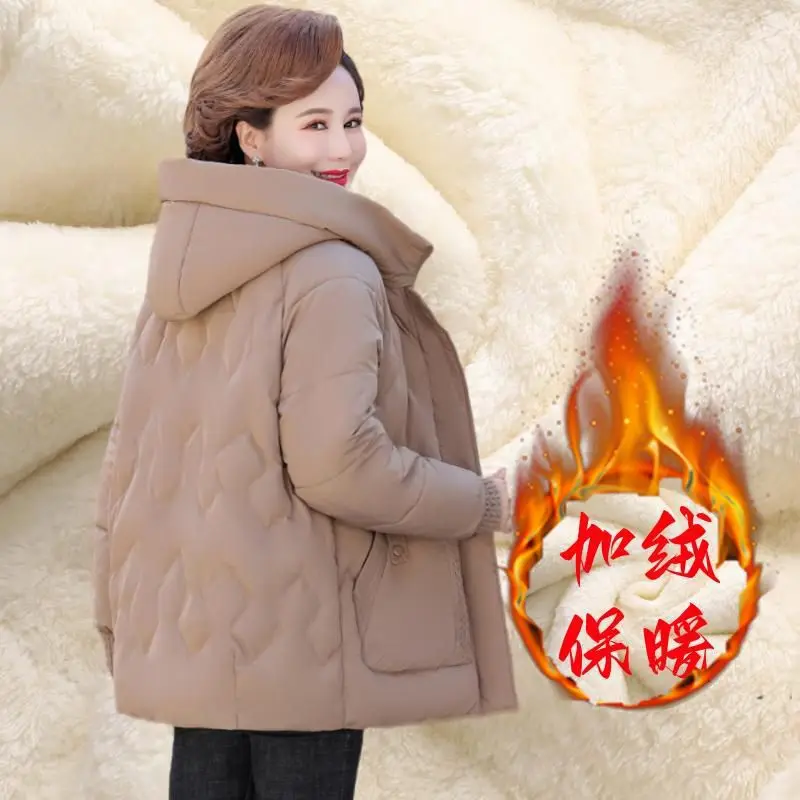 Женская зимняя стеганая куртка на пуговицах с капюшоном T518