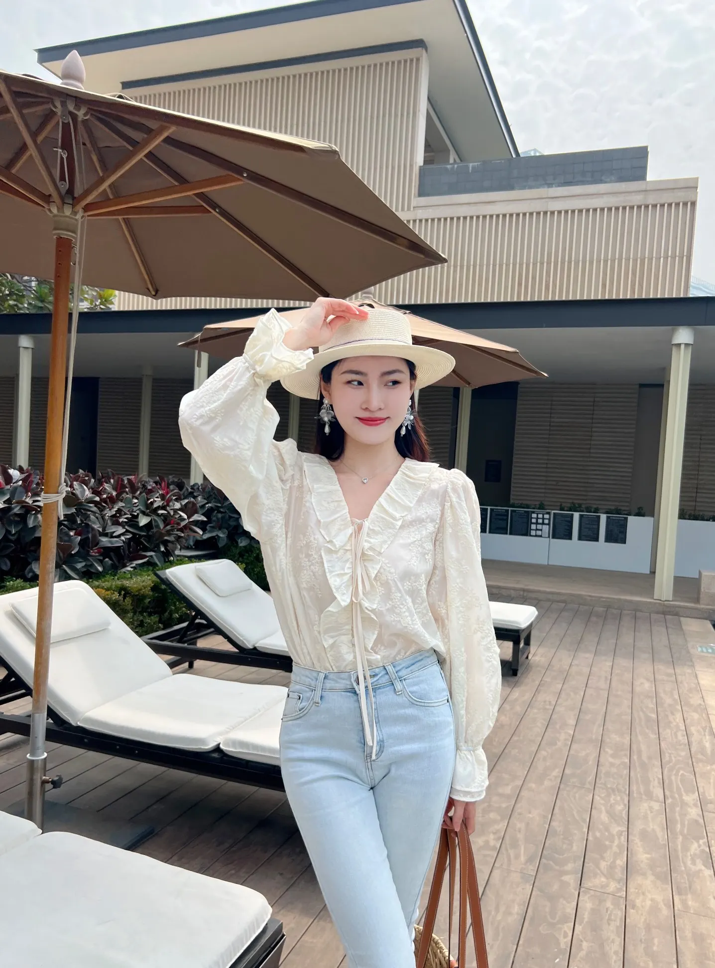 

2023 Early Spring Fashion New Women's Wear V-neck Embroidery Shirt 0228