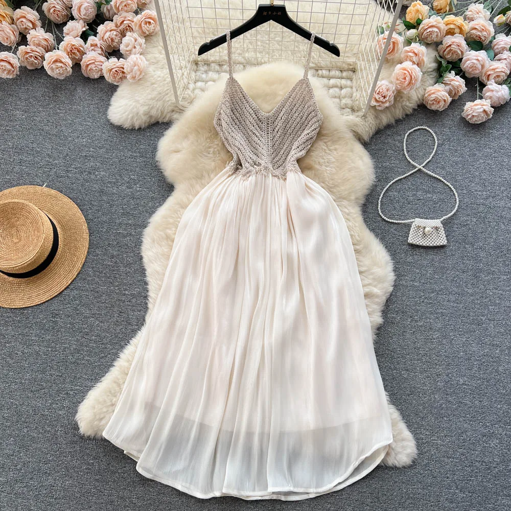 

Женское трикотажное платье-трапеция, с V-образным вырезом