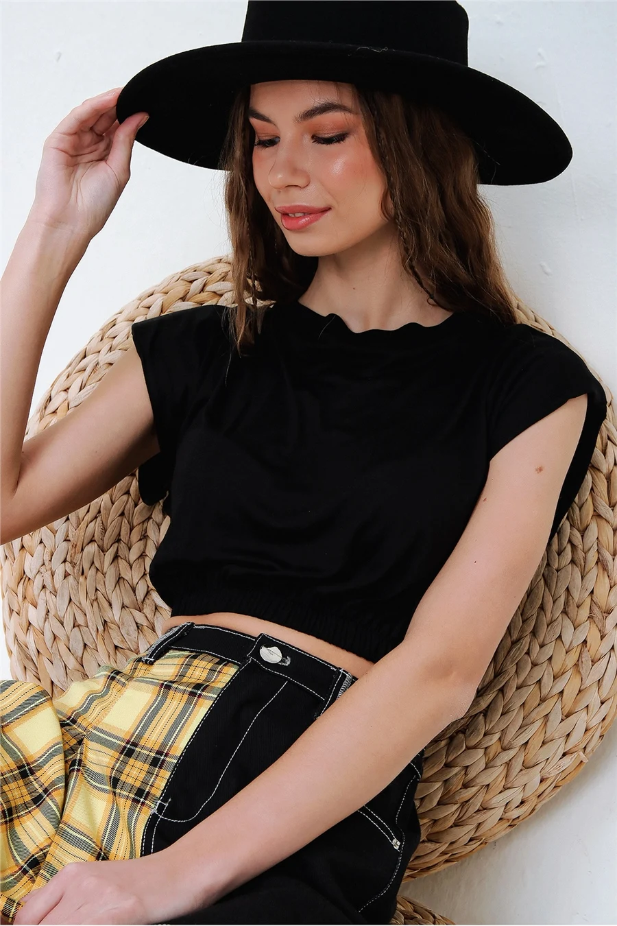 Укороченная футболка черного цвета с наплечниками и эластичной талией